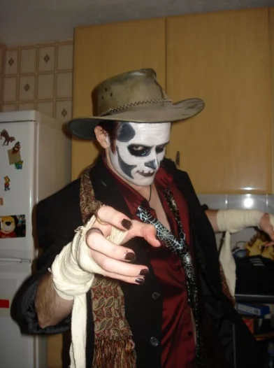 ai1091.photobucket.com_albums_i400_Mikey82517_zombieme.webp