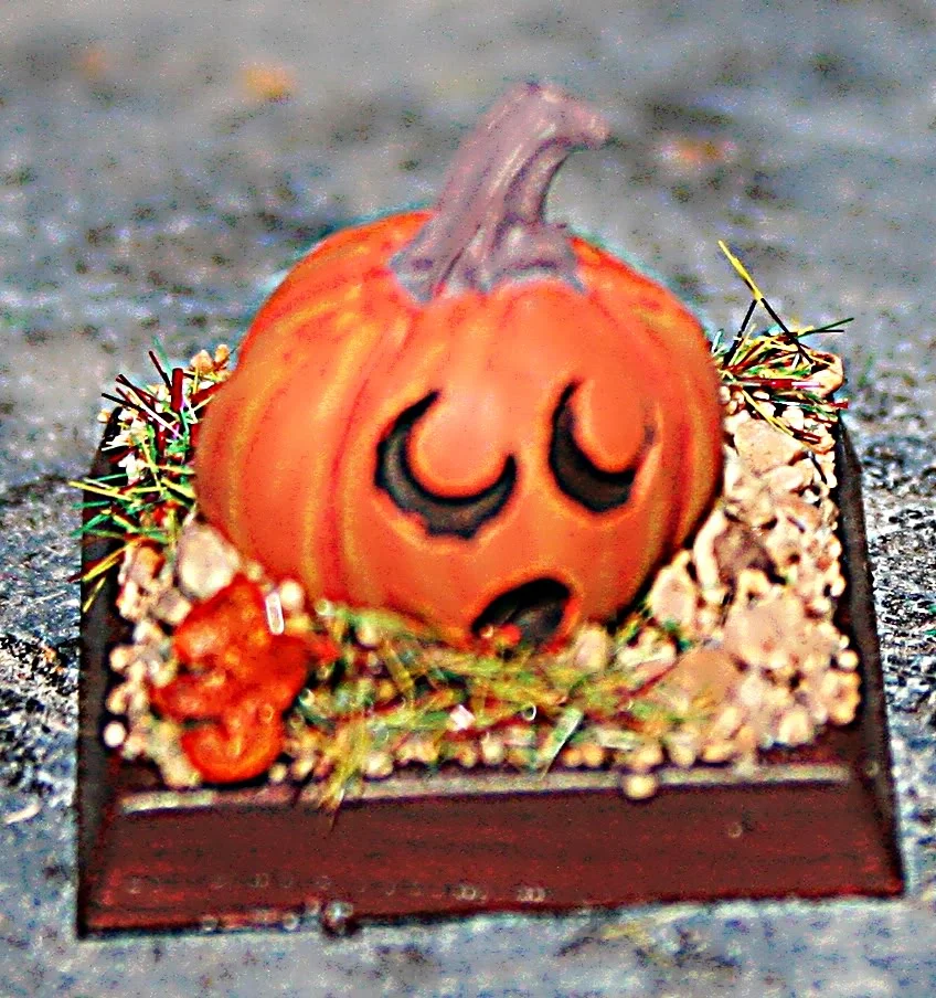 ai649.photobucket.com_albums_uu220_vannahscreations_Dragon_20Legion_101011pumpkin1x2.webp